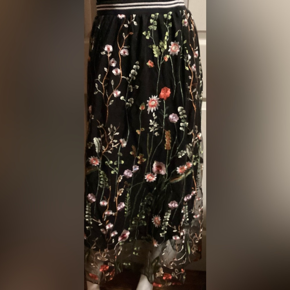 BLACK FLORAL EMBROIDERED SKIRT
